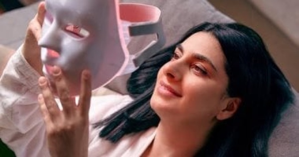 ادعاءات مضللة وراء حظر إعلان لقناع led للعناية بالبشرة وخبراء يوضحون حقيقته ادعاءات مضللة وراء حظر إعلان لقناع led للعناية بالبشرة وخبراء يوضحون حقيقته