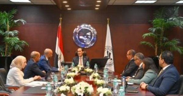 الرئيس التنفيذي لهيئة الاستثمار يبحث مع موانئ دبي العالمية خطط التوسع