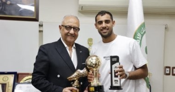 أشرف نصار يستقبل أحمد ياسر ريان بعد تتويجه بجائزتى هداف الدورى وأفضل مهاجم أشرف نصار يستقبل أحمد ياسر ريان بعد تتويجه بجائزتى هداف الدورى وأفضل مهاجم