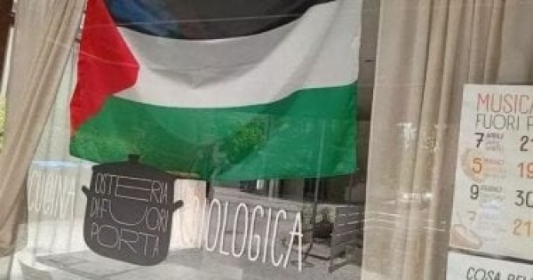 مطعم إيطالى يرفض إنزال العلم الفلسطينى تنفيذا لطلب زبائن إسرائيليين مطعم إيطالى يرفض إنزال العلم الفلسطينى تنفيذا لطلب زبائن إسرائيليين