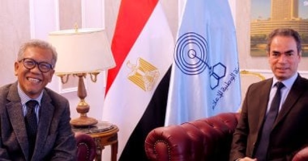 المسلمانى يهدى سفير أندونيسيا أغانى أم كلثوم وكتاب ماسبيرو إسلام بلا أحزاب