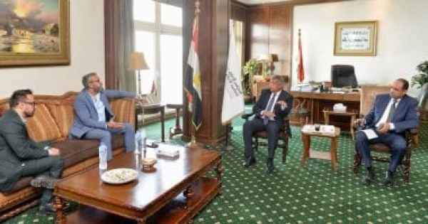رئيس الأعلى للإعلام يستعرض فرص الاستثمار خلال لقائه وفد شركة ميدل إيست الهندية