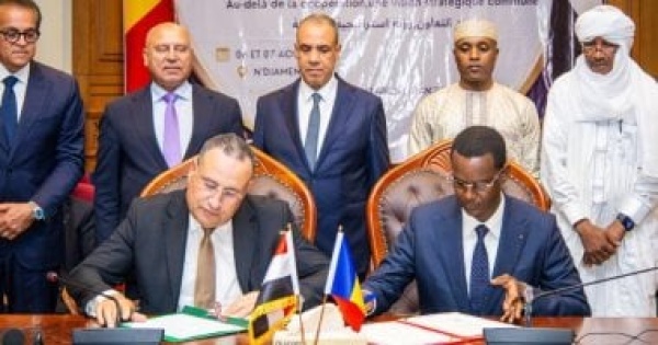 عبد العزيز قنصوة يوقع اتفاقا بين مصر وتشاد لتعزيز التعاون في الحرف اليدوية عبد العزيز قنصوة يوقع اتفاقا بين مصر وتشاد لتعزيز التعاون في الحرف اليدوية