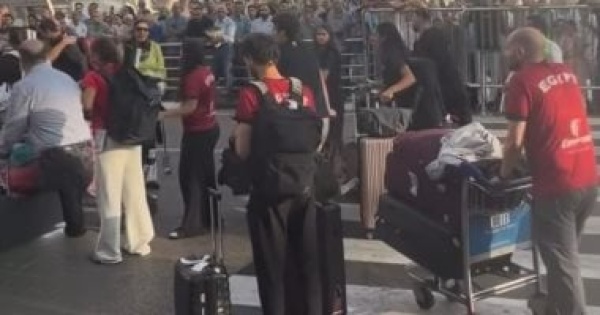 بعثة الاسكواش تصل القاهرة بعد حصد 9 ميداليات ببطولة العالم فيديو