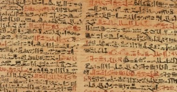 أقدم كتاب جراحى فى العالم كتبه المصريون القدماء وطوله 15 قدما أقدم كتاب جراحى فى العالم كتبه المصريون القدماء وطوله 15 قدما