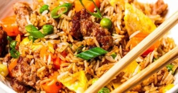 طريقة عمل الأرز المقلى زى المطاعم الآسيوية وجبة سريعة ولذيذة طريقة عمل الأرز المقلى زى المطاعم الآسيوية وجبة سريعة ولذيذة