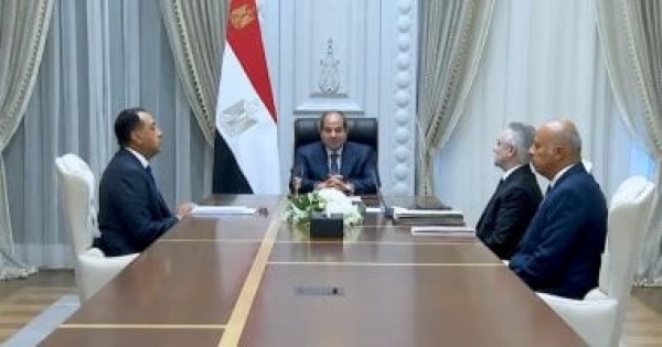 الرئيس عبد الفتاح السيسي يجتمع برئيس مجلس الوزراء ووزير العدل بمدينة العلمين فيديو