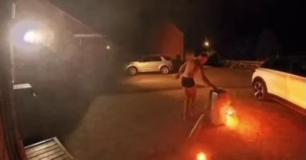 شجاعة أب رجل يسحب تكييف محترقا خارج منزله قبل ثوان من انفجاره فيديو شجاعة أب رجل يسحب تكييف محترقا خارج منزله قبل ثوان من انفجاره فيديو