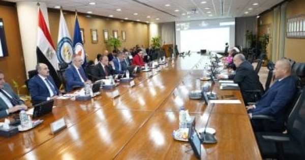 رئيس هيئة البترول العمل على خفض تكلفة إنتاج البرميل بزيادة الإنتاج وترشيد الاستهلاك رئيس هيئة البترول العمل على خفض تكلفة إنتاج البرميل بزيادة الإنتاج وترشيد الاستهلاك