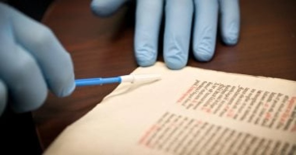 علماء يفككون الحمض النووى من المخطوطات القديمة علماء يفككون الحمض النووى من المخطوطات القديمة