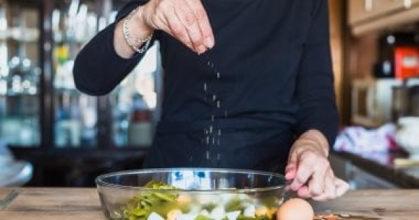 5 بدائل طبيعية وصحية تساعدك على تقليل الملح فى الأكل 5 بدائل طبيعية وصحية تساعدك على تقليل الملح فى الأكل