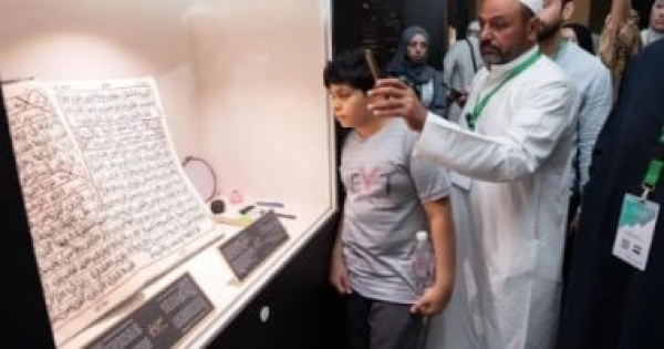 ضيوف خادم الحرمين فى حى حراء زيارة تثرى تجربة العمرة بمعرض الوحى بمكة المكرمة
