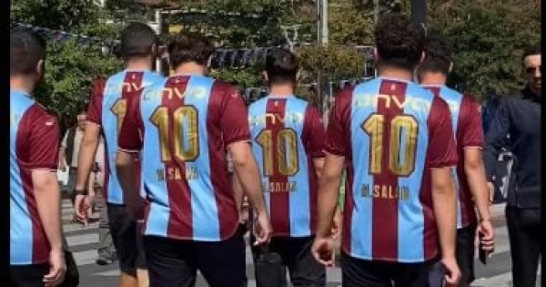 جماهير طرابزون سبور ترتدي قمصان محمد صلاح قبل لقاء فيرينكفاروسي فيديو