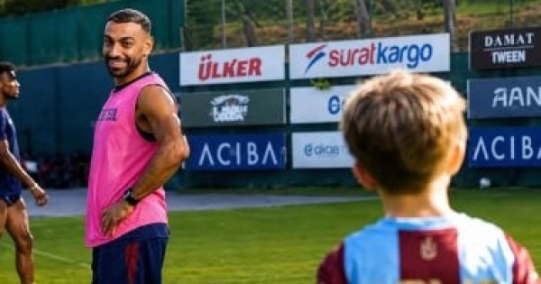 سأدعمك أينما ذهبت طرابزون يحقق حلم مشجع ليفربول بلقاء محمد صلاح فيديو سأدعمك أينما ذهبت طرابزون يحقق حلم مشجع ليفربول بلقاء محمد صلاح فيديو