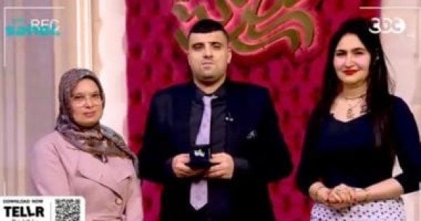 هبة عبد الفتاح تهدي والدة بطل من ذوى الهمم قلادة ذهبية بـ جوهرة مصرية هبة عبد الفتاح تهدي والدة بطل من ذوى الهمم قلادة ذهبية بـ جوهرة مصرية