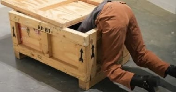 شرطة تقتحم معرضا فنيا لإنقاذ شخص وتكتشف أنه تمثال شرطة تقتحم معرضا فنيا لإنقاذ شخص وتكتشف أنه تمثال