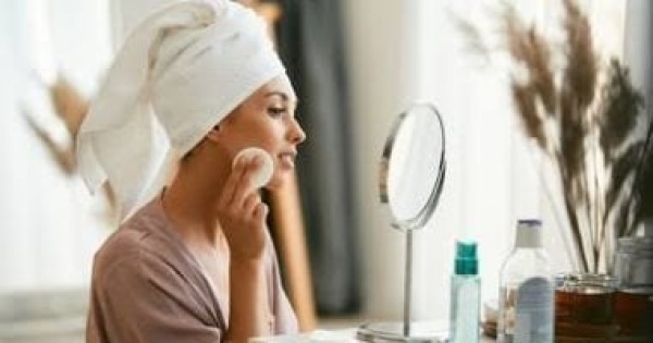 بشرة نضرة ولوك بسيط 6 خطوات لتطبيق تريند clean girl بميزانية قليلة