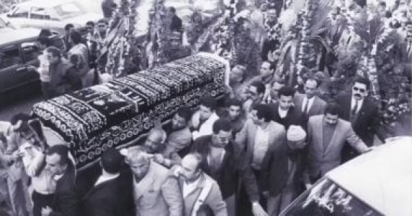 فى وداع أديب نوبل يوم خرجت القاهرة لتشييع نجيب محفوظ فى وداع أديب نوبل يوم خرجت القاهرة لتشييع نجيب محفوظ