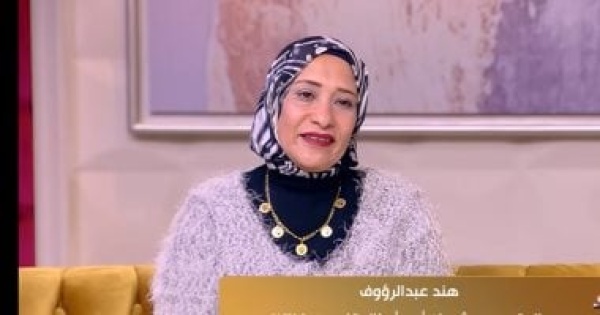 هبة عبد الفتاح تهدى والدة مطرب من ذوى الهمم قلادة ذهبية بـ جوهرة مصرية