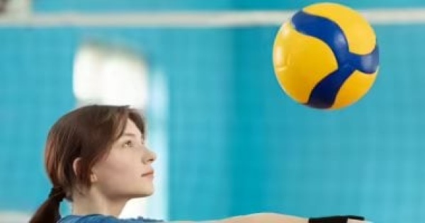 8 تسريحات شعر مناسبة للكرة الطائرة عملية وأنيقة وهتحافظ على شعرك 8 تسريحات شعر مناسبة للكرة الطائرة عملية وأنيقة وهتحافظ على شعرك