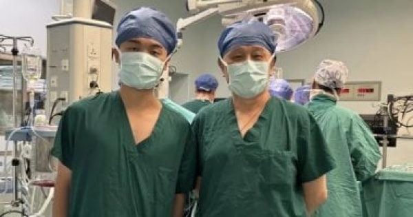 بعدما أنقذ حياته فى الطفولة شاب صينى يصبح زميلا لطبيبه بعد 19 عاما