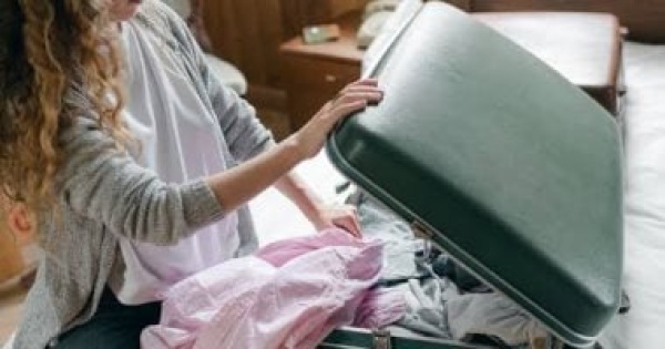 قبل السفر 10 حاجات ملهاش لازمة بتزود وزن الشنطة وبتغرمك فلوس