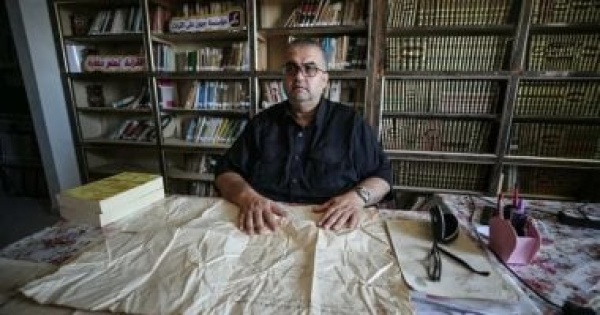 فلسطينيان يفوزان بجائزة اليونسكو لإنقاذهما مخطوطات نادرة أثناء الحرب على غزة فلسطينيان يفوزان بجائزة اليونسكو لإنقاذهما مخطوطات نادرة أثناء الحرب على غزة