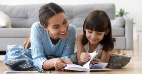 قبل أن يتعلم طفلك القراءة 10 فوائد لسماع الحكايات بصوتك قبل أن يتعلم طفلك القراءة 10 فوائد لسماع الحكايات بصوتك