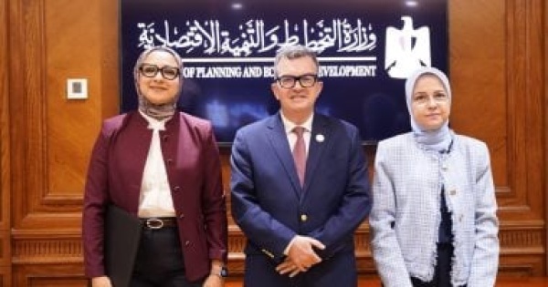 وزير التخطيط يشهد تسوية مديونية محافظة الوادي الجديد لـ الاستثمار القومي بـ 222 7 مليون جنيه وزير التخطيط يشهد تسوية مديونية محافظة الوادي الجديد لـ الاستثمار القومي بـ 222 7 مليون جنيه