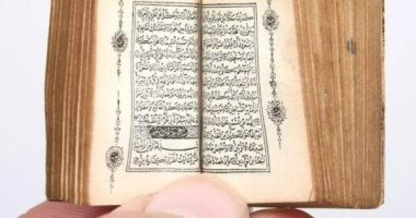 مصحف نادر عمره 130 عاما يلفت الأنظار فى معرض أبو ظبى للكتاب