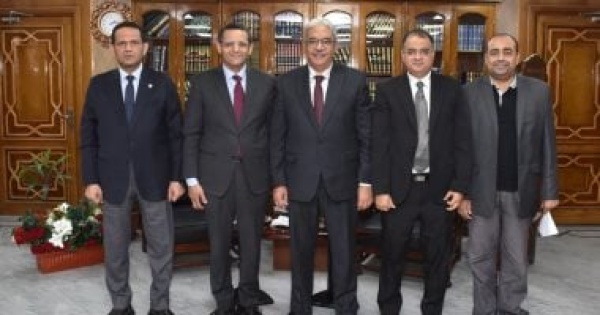 نقيب الصحفيين يزور رئيس جامعة الأزهر لبحث التعاون المشترك