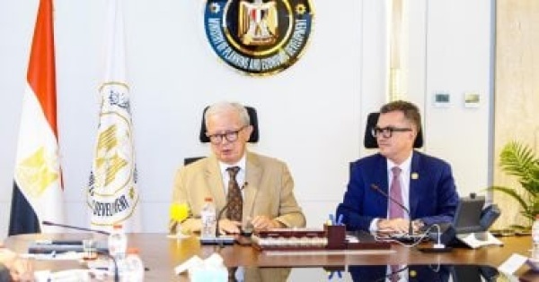 وزير التخطيط يبحث مع بنك الاستثمار الأوروبي التوسع في التمويل المبتكر وآليات ضمان البنية التحتية وزير التخطيط يبحث مع بنك الاستثمار الأوروبي التوسع في التمويل المبتكر وآليات ضمان البنية التحتية