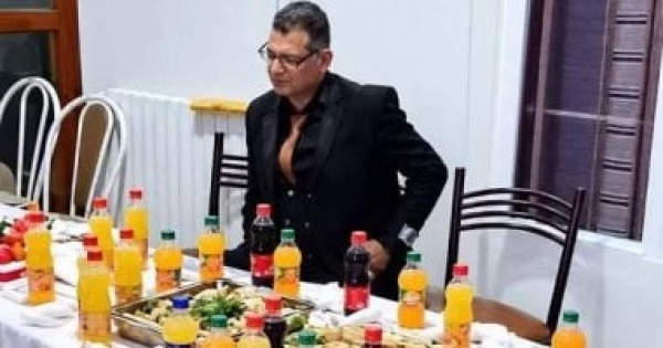 جلس وحيدا يوم زفافه وبعد ساعات شارك الشعب فرحته اعرف قصة صلاح الجزائرى جلس وحيدا يوم زفافه وبعد ساعات شارك الشعب فرحته اعرف قصة صلاح الجزائرى