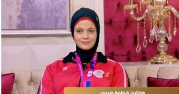 والدة بطلة من ذوى الهمم لـ جوهرة مصرية بكيت خلال تكريمها أمام الرئيس السيسي