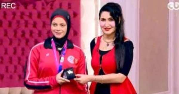 هبة عبد الفتاح تهدى قلادة ذهبية لبطلة قادرون باختلاف فى جوهرة مصرية هبة عبد الفتاح تهدى قلادة ذهبية لبطلة قادرون باختلاف فى جوهرة مصرية