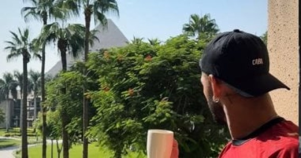 ماتيوس كونيا نجم مانشستر يونايتد يرتدي قميص منتخب مصر أمام الأهرامات