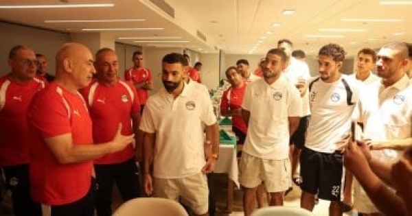 احتفال لاعبى منتخب مصر بتجديد عقود حسام وإبراهيم حسن حتى 2030 صور