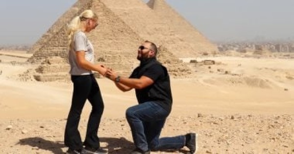 اتخطبوا عند الأهرامات أمريكيان يحولان زفافهما إلى حملة لدعم أطفال السرطان اتخطبوا عند الأهرامات أمريكيان يحولان زفافهما إلى حملة لدعم أطفال السرطان