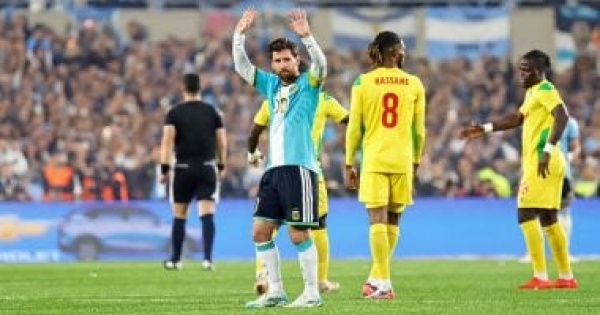 توقف مباراة الأرجنتين ضد بنين لتحية ميسي في الدقيقة 10 فيديو