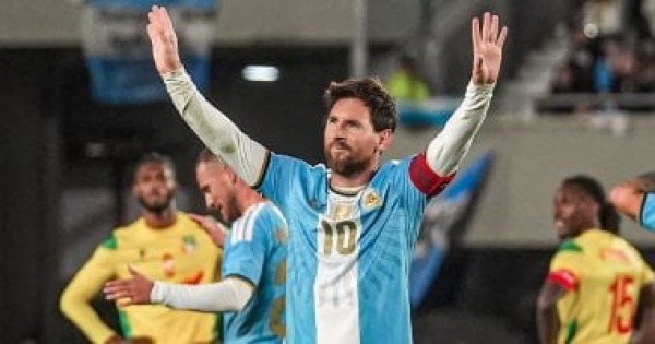 منتخب بنين يهدى ميسى رسالة خاصة وتمثال الأمازون منتخب بنين يهدى ميسى رسالة خاصة وتمثال الأمازون