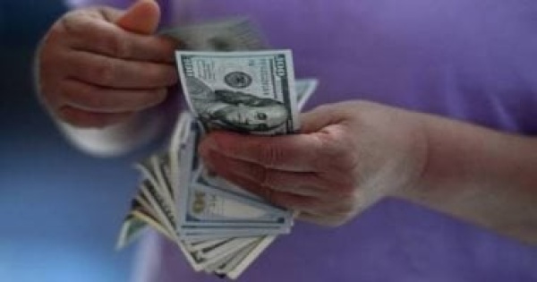 الجنيه يتماسك استقرار أسعار الدولار في البنوك المصرية خلال تعاملات اليوم