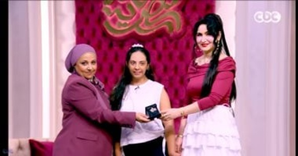 برنامج جوهرة مصرية يهدي والدة فرح بطلة من ذوى الهمم قلادة ذهبية برنامج جوهرة مصرية يهدي والدة فرح بطلة من ذوى الهمم قلادة ذهبية