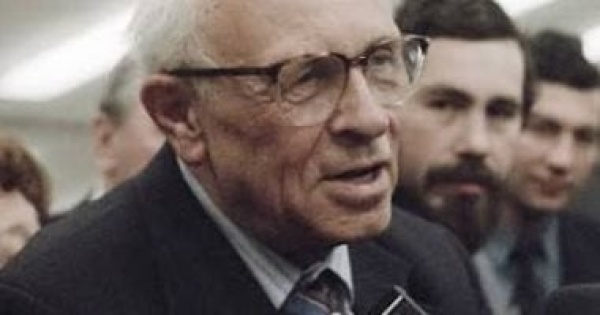فى مثل هذا اليوم أندريه ساخاروف يفوز بجائزة نوبل للسلام عام 1975