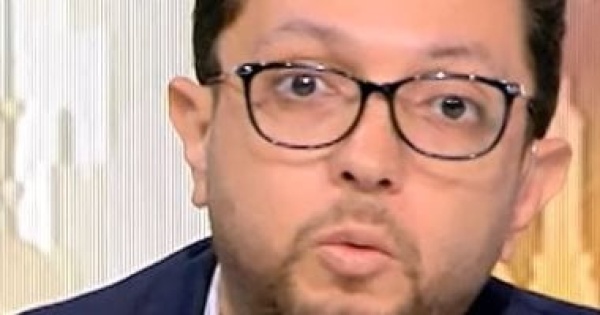 أحمد فايق يحذر من مخاطر الذكاء الاصطناعي قد يرى الإنسان عالة ما يدفعه لاتخاذ قرارات مرعبة