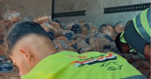 اللجنة المصرية بالتعاون مع المطبخ العالمى تواصل توزيع الخبز على نازحي غزة