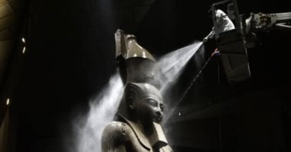 عمليات تنظيف تمثال رمسيس الثاني بالمتحف المصري الكبير صور عمليات تنظيف تمثال رمسيس الثاني بالمتحف المصري الكبير صور