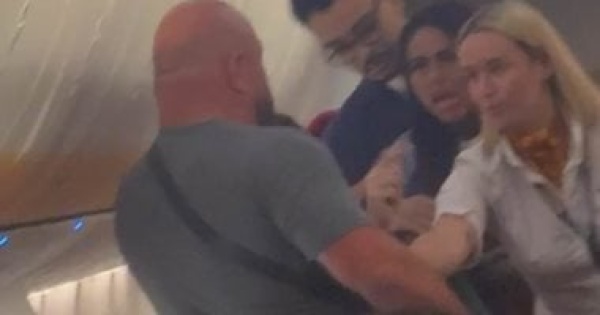 شجار بين الركاب على طائرة بريطانية يمنعها من الهبوط فى أسبانيا فيديو شجار بين الركاب على طائرة بريطانية يمنعها من الهبوط فى أسبانيا فيديو
