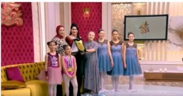 هبة عبد الفتاح تهدي مدربات الباليه ولاعباته درع الموهوبين فى جوهرة مصرية هبة عبد الفتاح تهدي مدربات الباليه ولاعباته درع الموهوبين فى جوهرة مصرية
