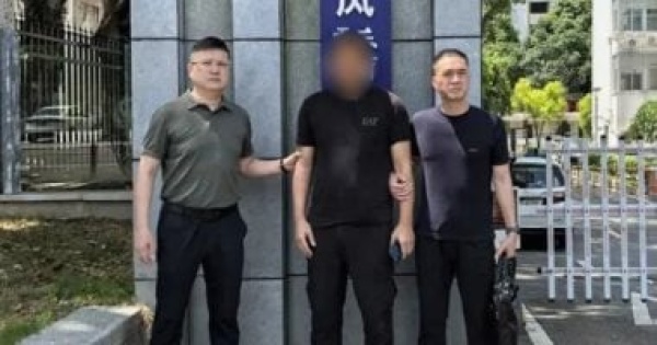 صينى ينتحل شخصية شقيقه التوأم المتوفى من عقدين وحبيبة الأخ السابقة تكشف هويته صينى ينتحل شخصية شقيقه التوأم المتوفى من عقدين وحبيبة الأخ السابقة تكشف هويته
