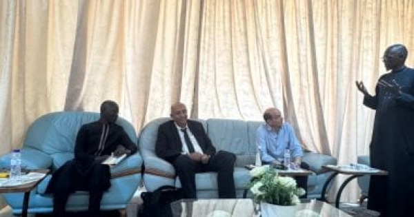 وزير الاتصالات السنغالى يتفقد الجناح المصرى بمعرض داكار الدولى للكتاب